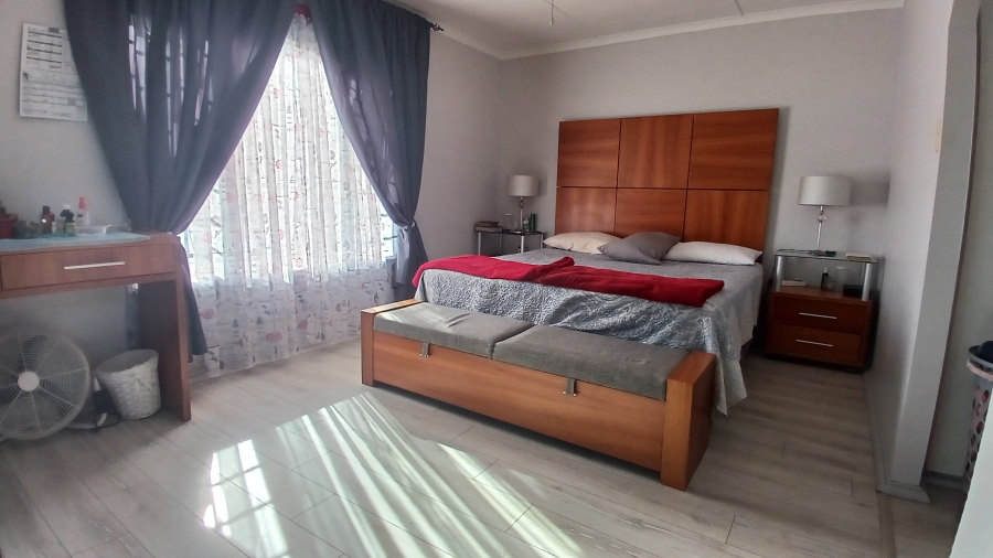 4 Bedroom Property for Sale in Sandbaai Western Cape